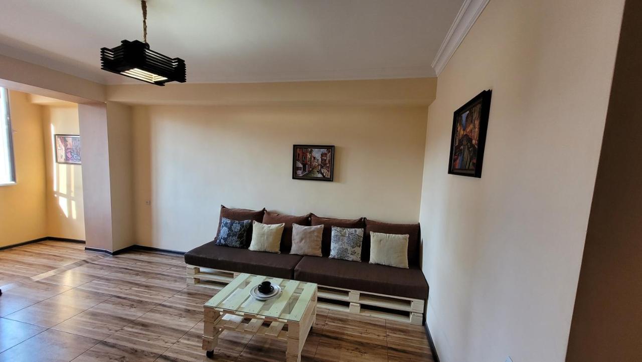 Квартира Около Мед Центра Астхик Jerevan Buitenkant foto