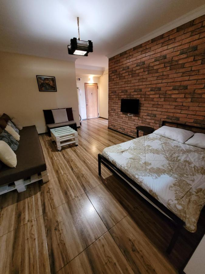 Квартира Около Мед Центра Астхик Jerevan Buitenkant foto