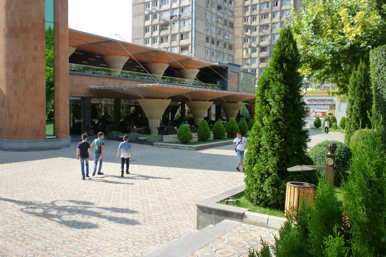 Квартира Около Мед Центра Астхик Jerevan Buitenkant foto